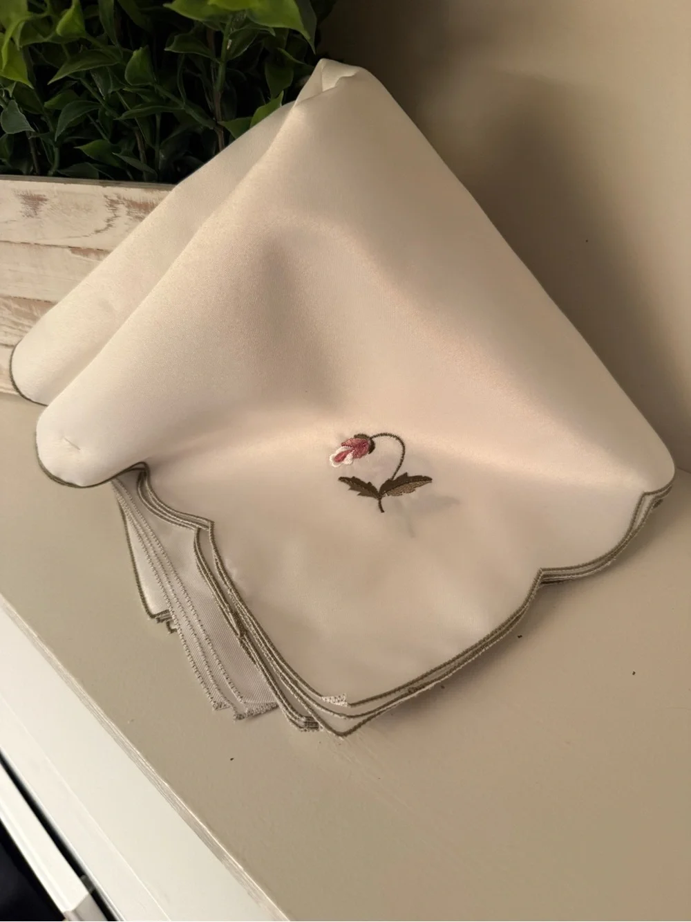 Vintage Set of 8 White Embroidered Floral Cloth Napkins Scalloped Edge NEW